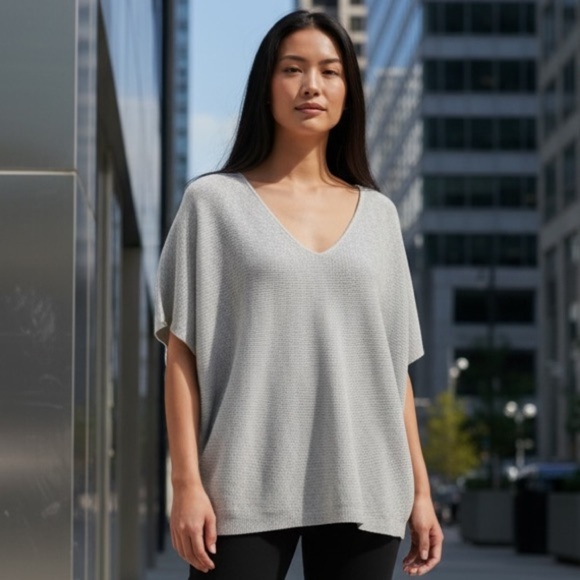 Cyrus Sweaters - CYRUS Light Gray V-Neck Lightweight Sweater  Dolman Cap Sleeve Size Large